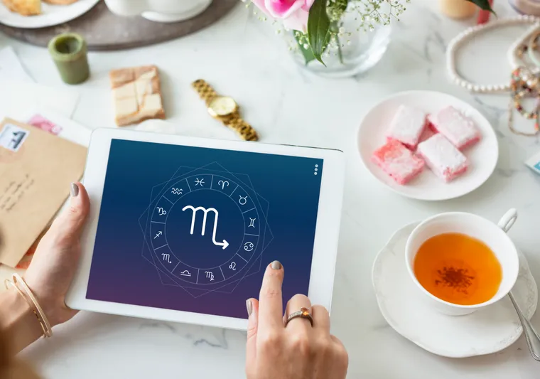 Tablet se symbolem Skorpiona u šálku čaje