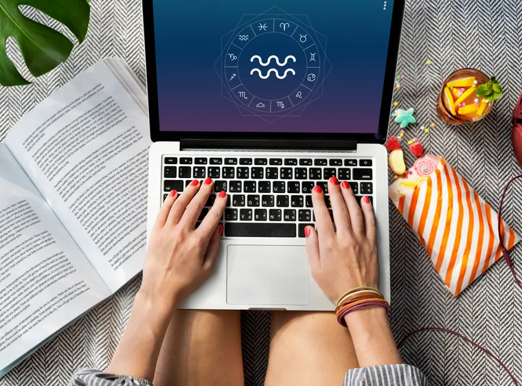 Notebook se symbolem Vodnáře a kolem zvěrokruhu